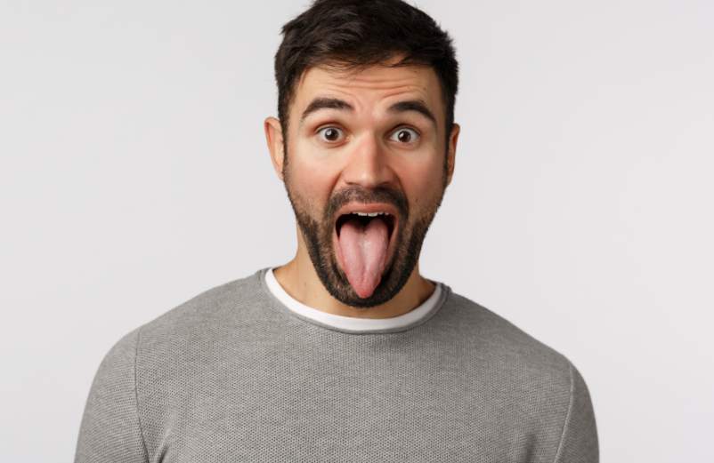 Tâche blanche sur la langue : causes et traitements - Show Devant